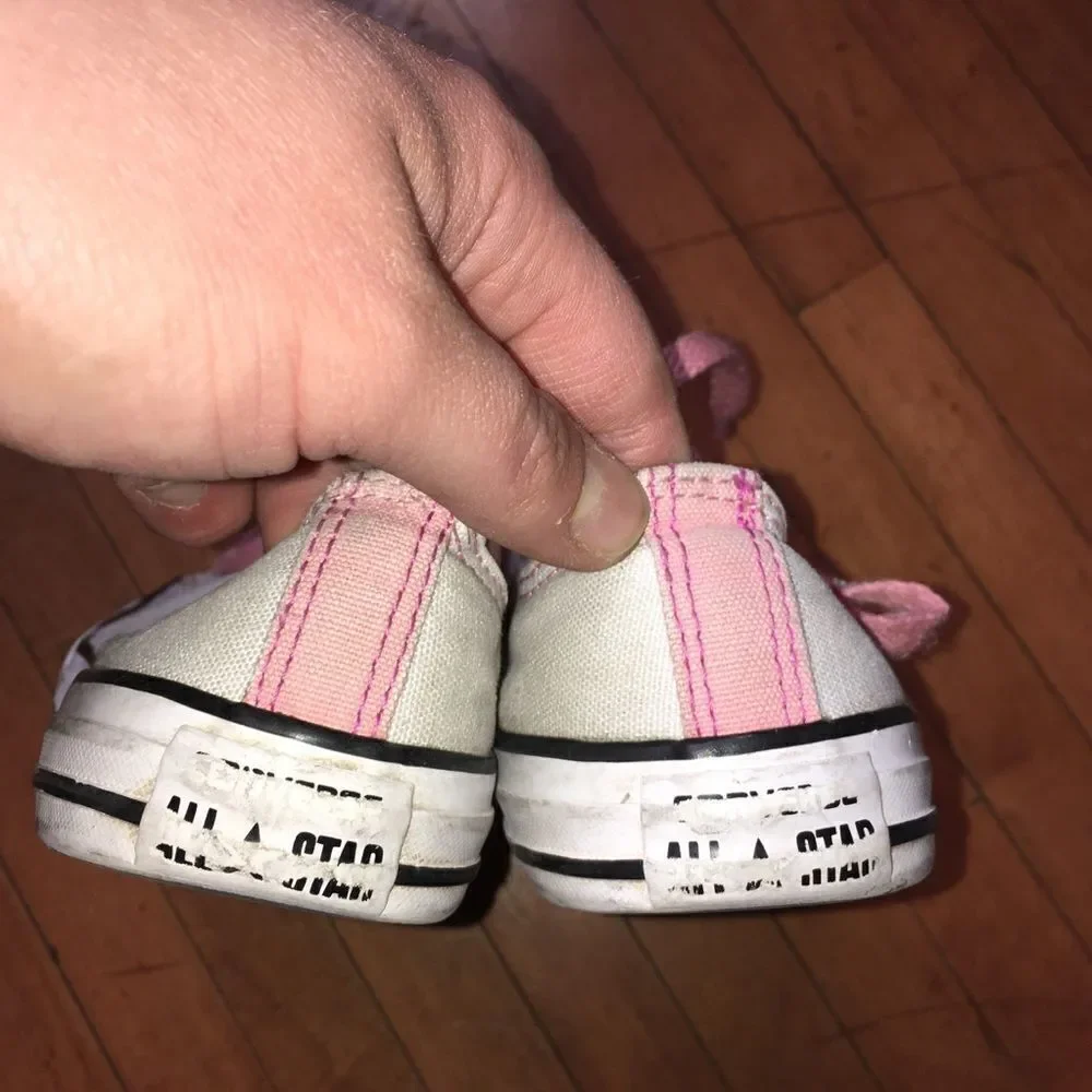 Converse/Chucks gray & pink low top sneakers